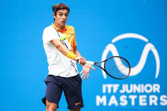 残特奥会选手与领跑员携手冲线夺冠